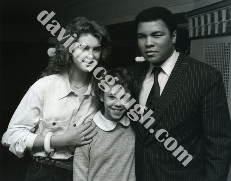 Brooke Shields with Muhammad Ali and daughter 1984.jpg